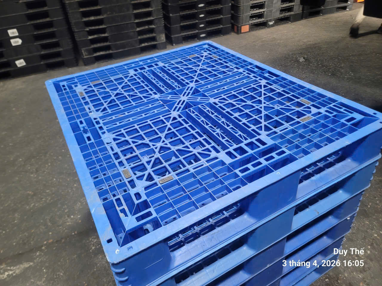 Pallet nhựa cũ KT 1200x1000x150mm màu xanh