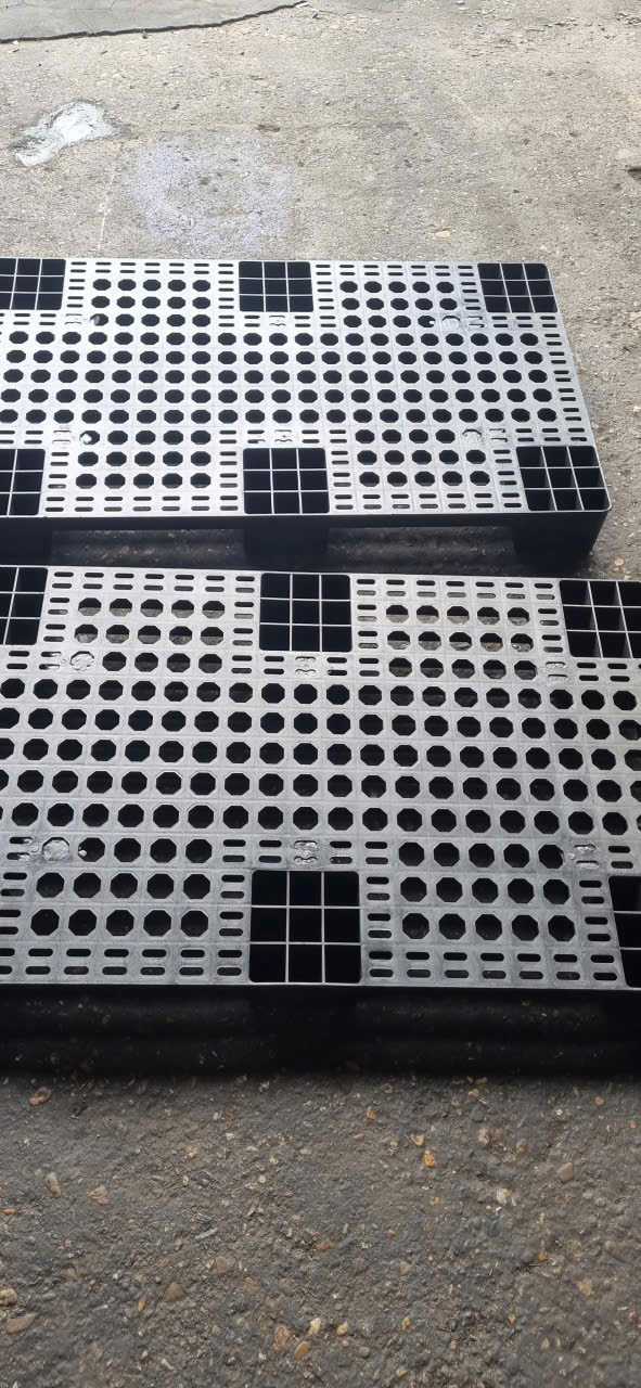 pallet nhựa 1000x600x100mm màu đen