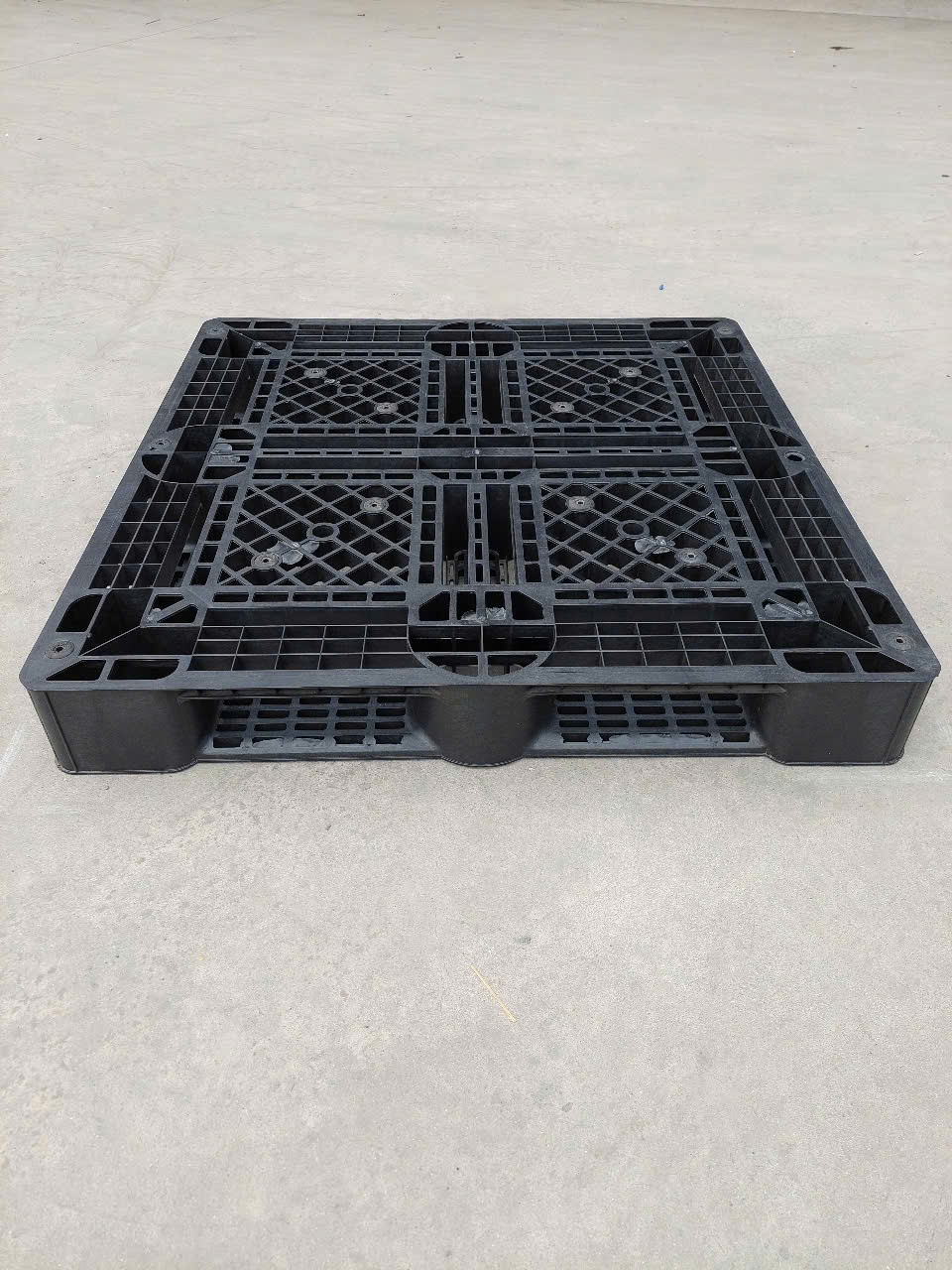 pallet nhựa mới KT 1100x1100x150mm màu đen