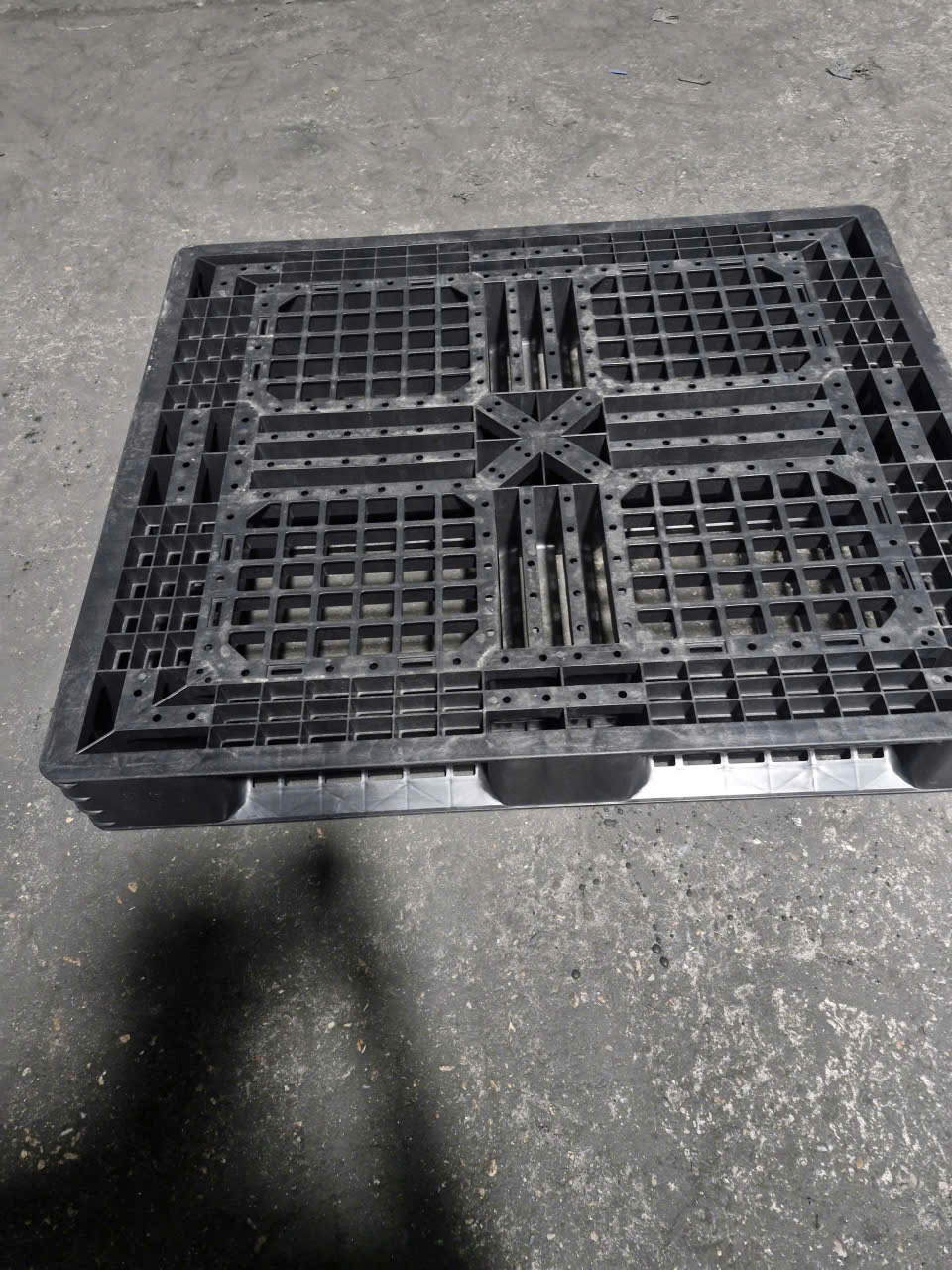 Pallet nhựa cũ KT 1200x1000x150 mm