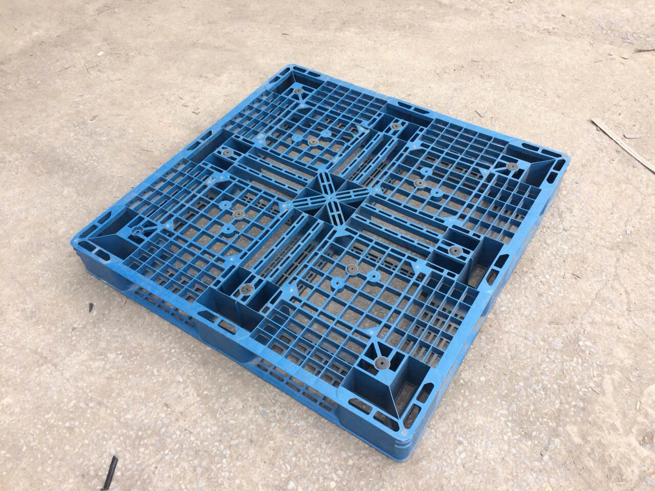 Pallet nhựa liền khối KT 1100x1100x125 mm (xanh)